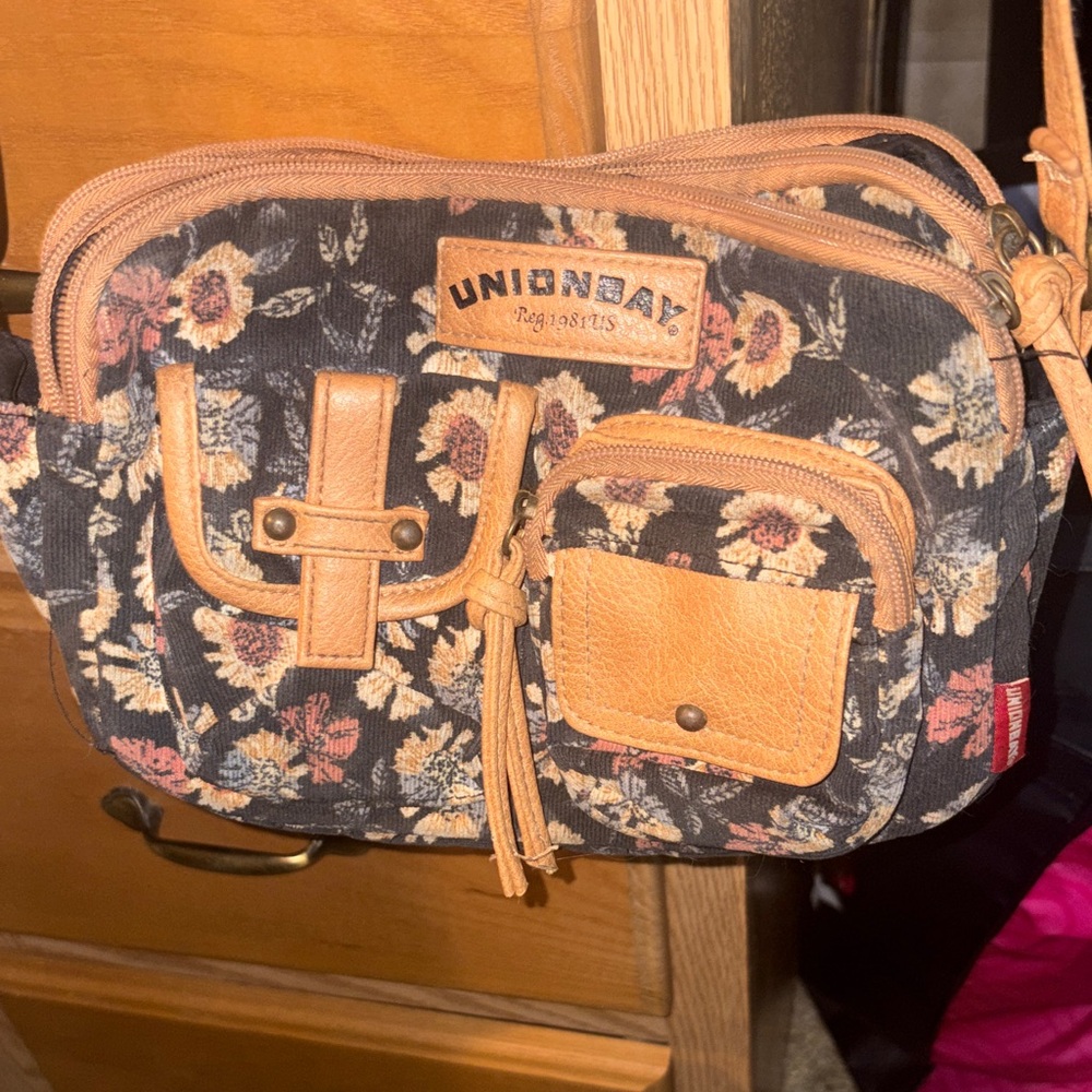 UNIONBAY Black and Tan Floral Crossbody Bag